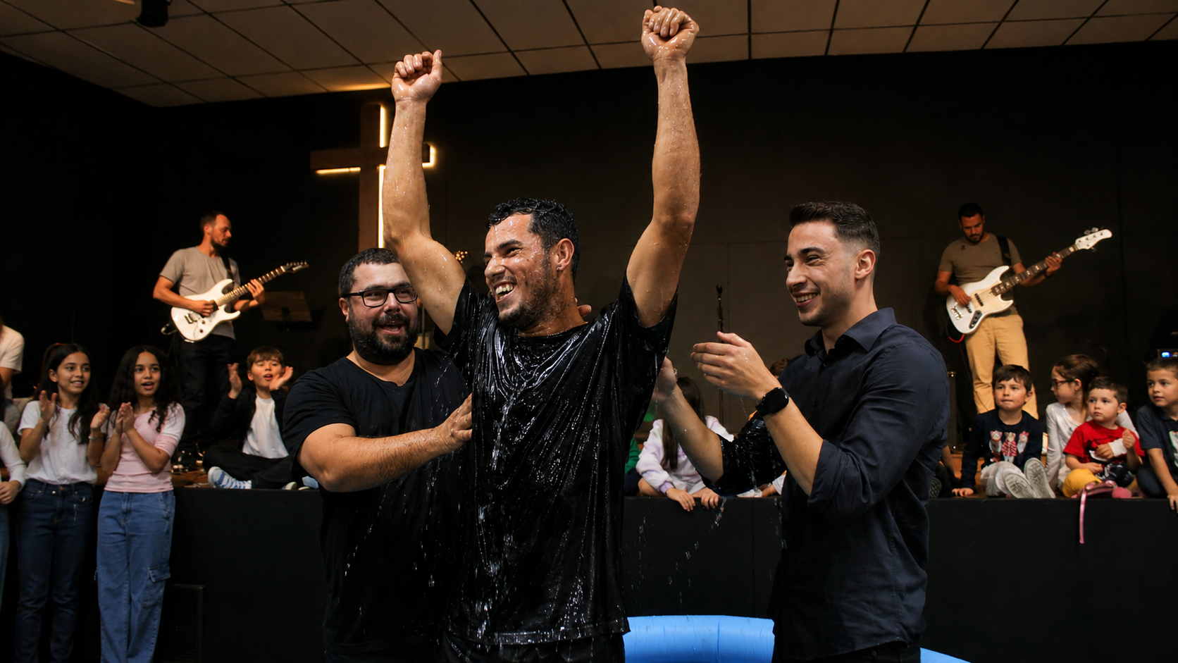 Batismo celebrado na igreja com a congregação aplaudindo