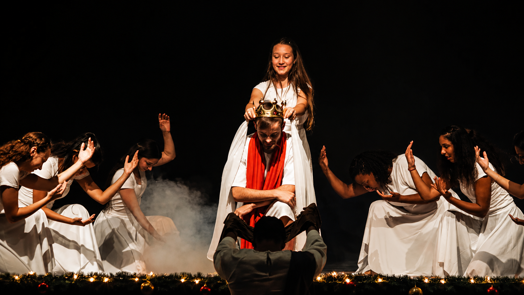 Apresentação teatral na igreja com coroação representando Cristo Rei